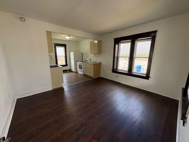 Foto del edificio - Cozy 2-Bed Single-Family in East Akron — Pet-Friendly, Garage + Covered Patio