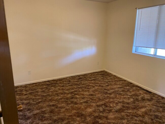 Dormitorio trasero 1 - 684 Cedar St