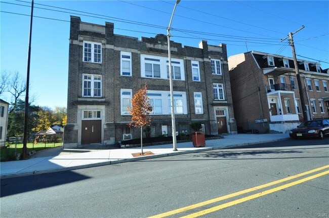 Building Photo - 582 S Main St