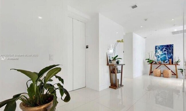Building Photo - 1100 Biscayne Blvd