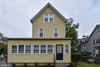 Building Photo - 702 Parry Ave