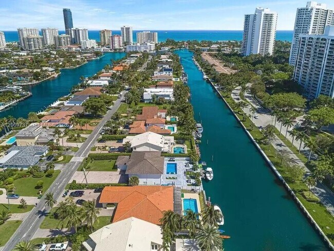 Foto del edificio - 437 Holiday Dr