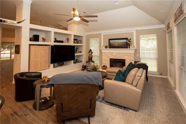 Building Photo - 10030 Estancia Ln