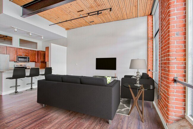 Sala de estar con techos altos - Yarn Works