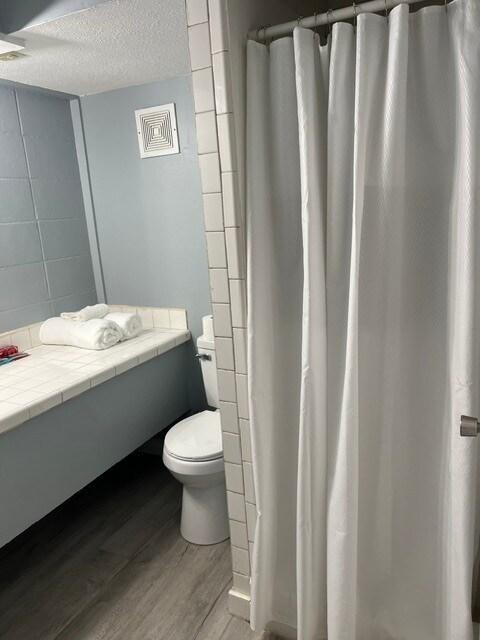Baño - Studio Apartments - All Utilities Included