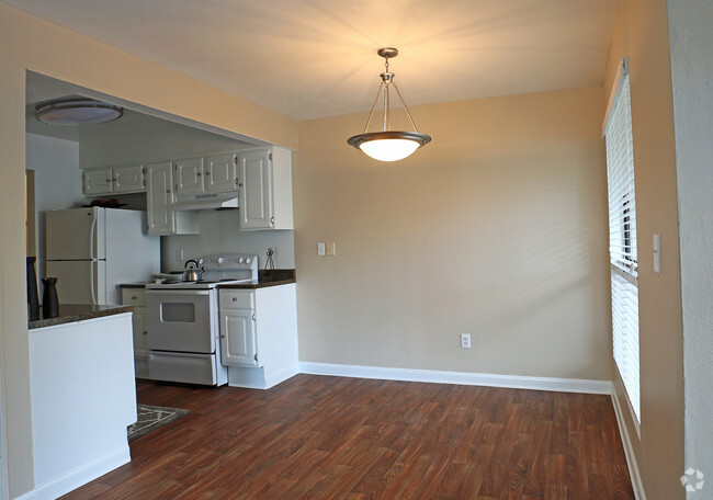 2BR, 2BA - Dining Room - Cornerstone