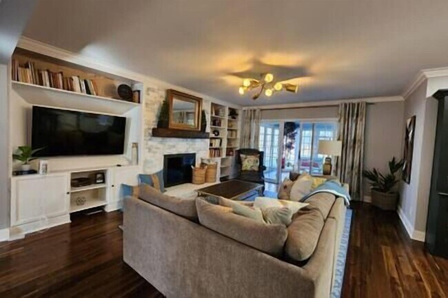 Foto del edificio - 1317 Latham Rd
