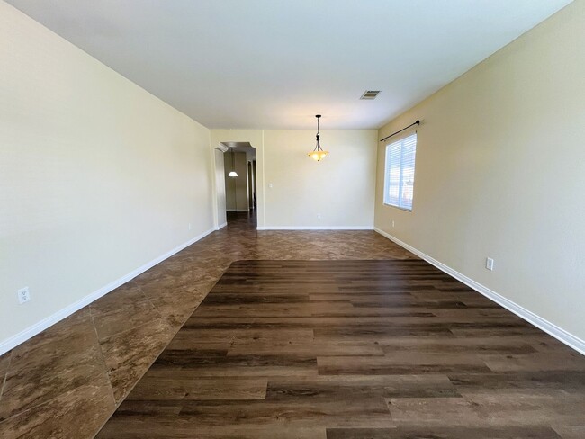 Building Photo - Gorgeous Split Wing Home