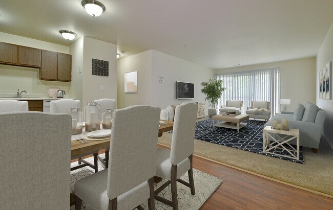 El salón diáfano con puerta corredera de cristal y el comedor. - Grand Bend Club Apartments