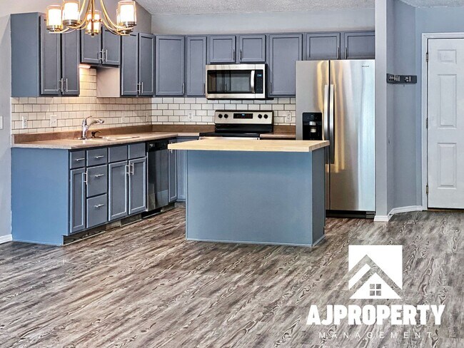 Foto del edificio - 4 Bedroom 2 bathroom near Memorial middle ...