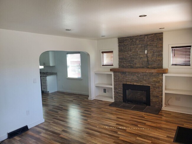 Building Photo - Spacious 3 BR/2 BR Family Home