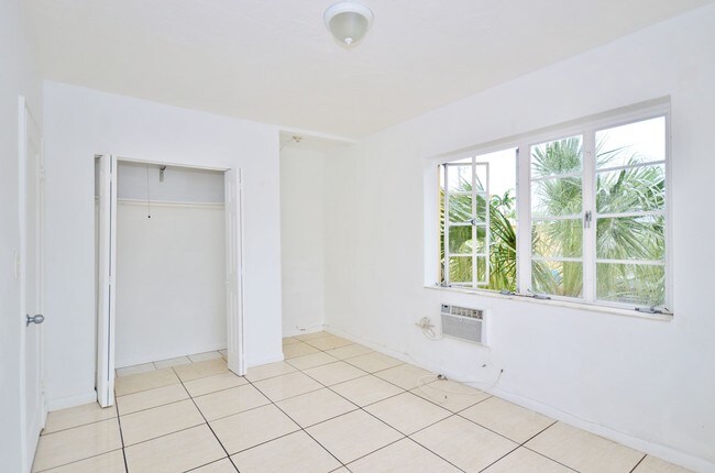 Foto del edificio - 8330 Crespi Blvd