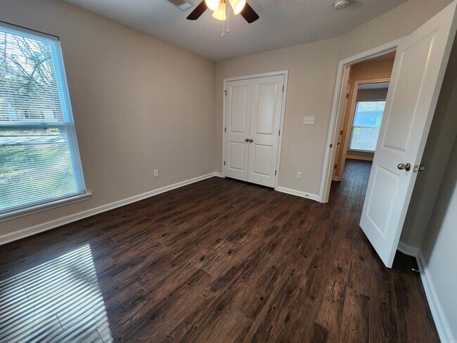 Foto del edificio - 1223 Cherry Ln