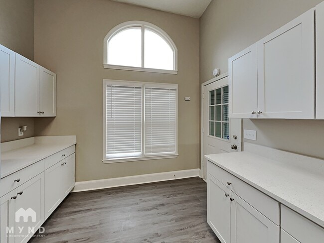 Building Photo - 4015 Golfview Dr