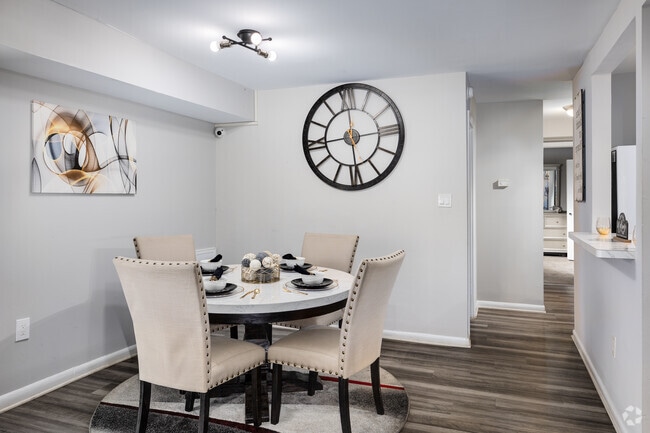 2BR, 2BA - 1,004SF - Dining - Admiral Place Apartments