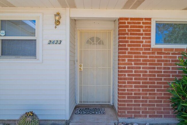 Building Photo - Charming 3-Bed Home with Spacious Backyard...
