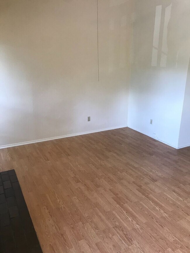 Foto del edificio - PRE-LEASE 2025/2026: $1600 OR BEST OFFER!!...