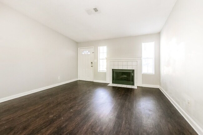 Foto del edificio - 2830 Robinson Wood Dr