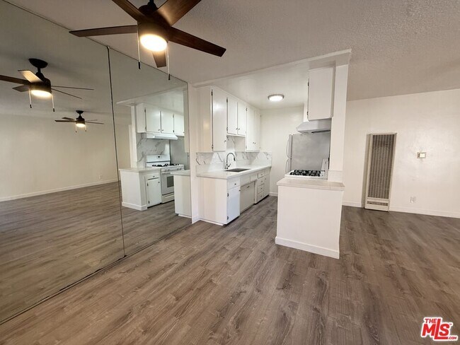 Foto del edificio - 5811 Harold Way