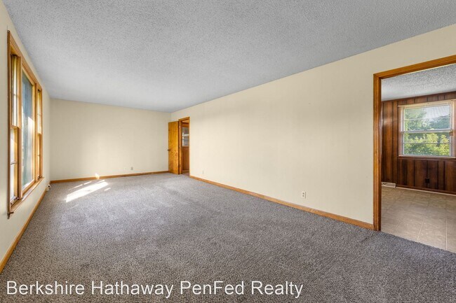 Building Photo - 3 br, 1.5 bath House - 2200 Pendleton Dr
