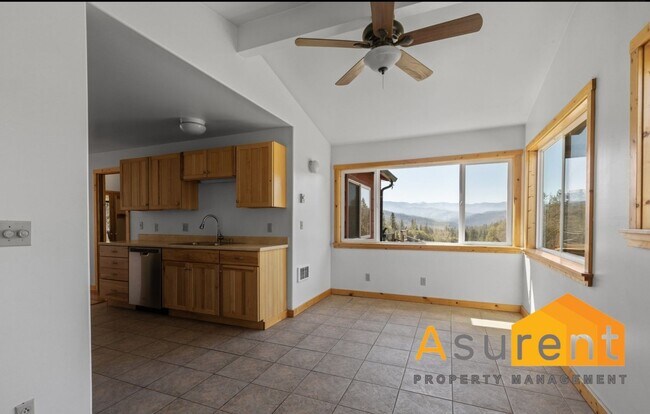 Building Photo - MOVE IN SPECIAL! HALF OFF FIRST MONTH'S RE...