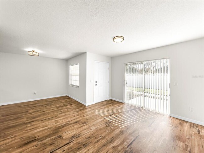Building Photo - 3106 Bloomingdale Villas Ct