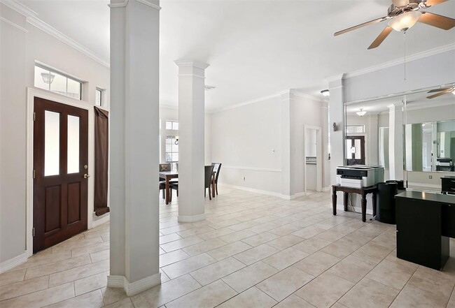 Foto del edificio - 249 Farnworth Ln