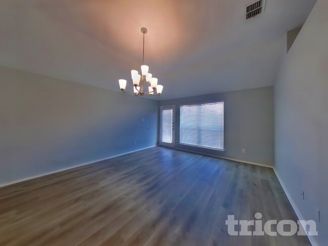 Building Photo - 1700 Bob Dr