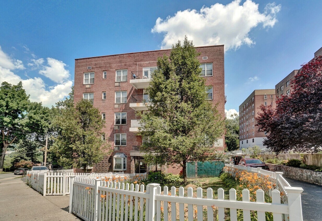 Primary Photo - 115 Lawton St
