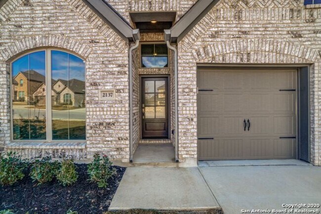 Building Photo - Stunning Home with Gourmet Kitchen and Pri...