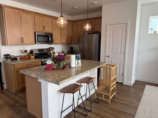Building Photo - 3 bedroom, 2 bathroom South Jordan Home