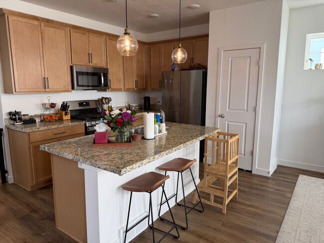 Foto del edificio - 3 bedroom, 2 bathroom South Jordan Home