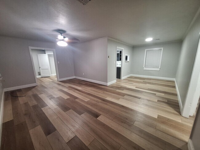 Foto del edificio - 324 W Cantwell Ave