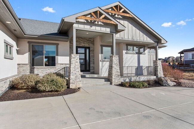 Building Photo - Stunning 6-Bedroom Ranch Home with Finishe...