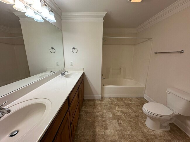 BAÑO PRINCIPAL TH2 - 122 Crown Point Dr