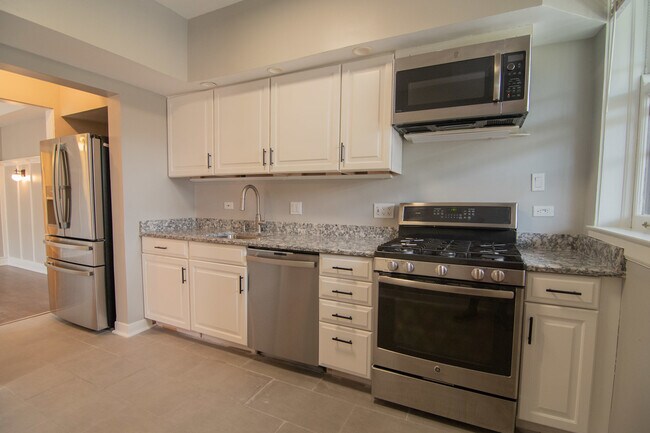 Foto del edificio - 844 W Lakeside Pl