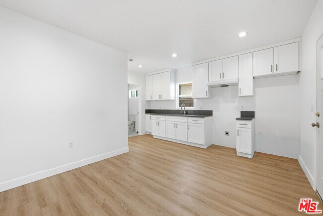 Foto del edificio - 222 E Vernon Ave