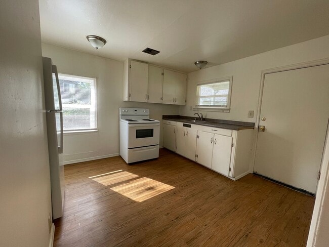 Building Photo - petj442