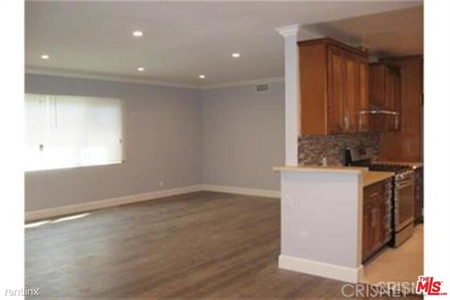 2 br, 2 bath House - 5531 Fallbrook Ave - 4