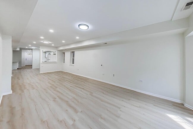 Building Photo - 3115 N Oakley Ave