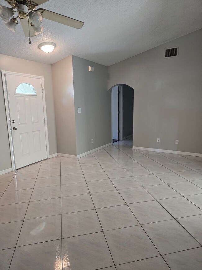 Foto del edificio - 501 W Saunders St