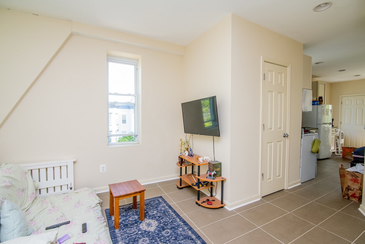 Primary Photo - 1800 Newton St NW