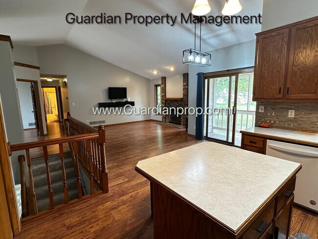 Foto del edificio - Maple Grove Single Family Home, 2 Car Gara...