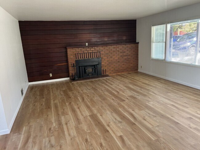 Foto del edificio - Beautiful 4 Bedroom, 2 Bath Eastside Vallejo Home