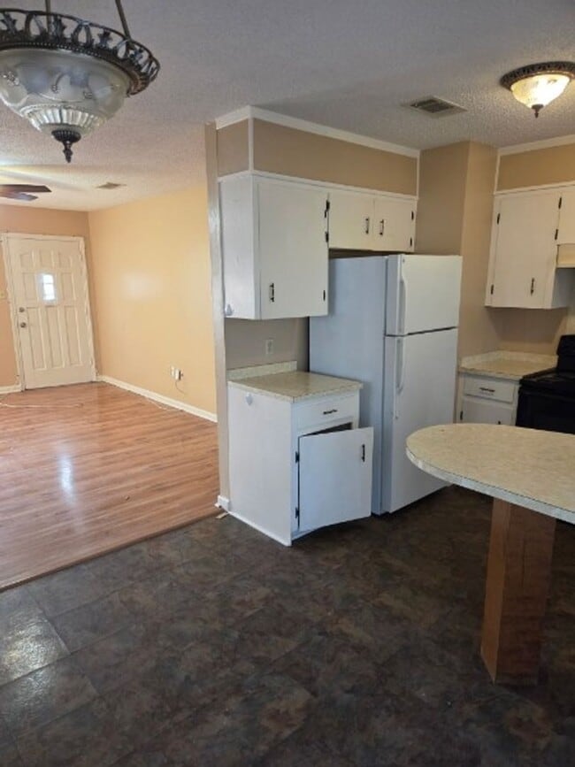 Building Photo - Rent with confidence, live with ease