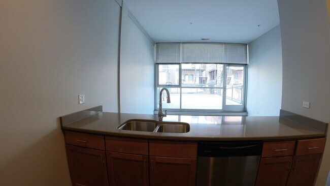 Foto del edificio - 1540 W Fullerton Ave