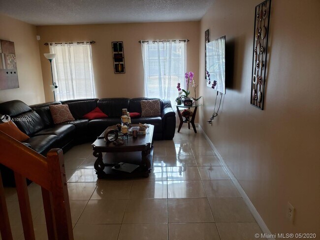 Foto del edificio - 3410 Java Plum Ave