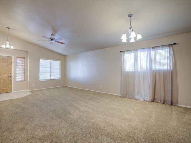 Building Photo - 4bed/2 Bath in Desert Willow Estates
