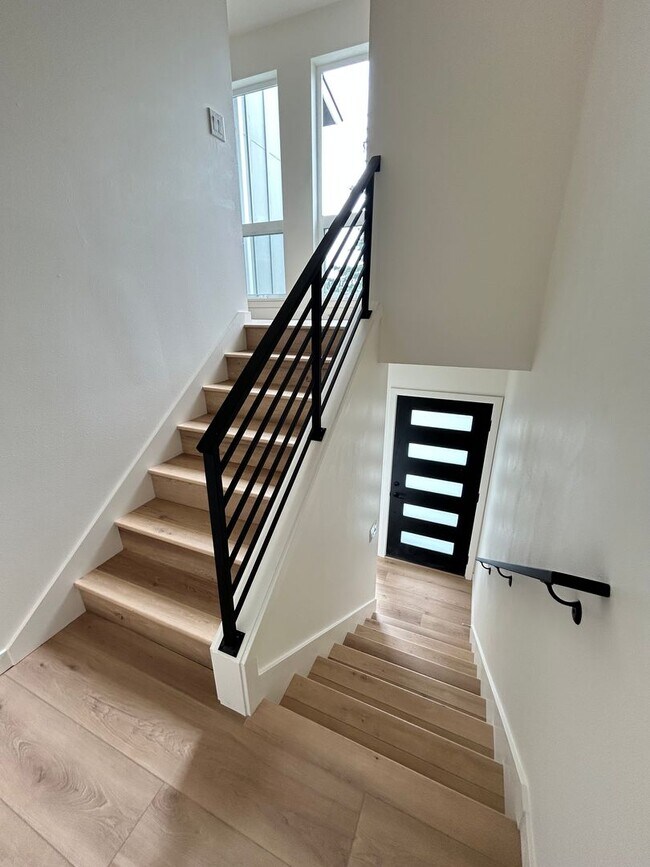 Building Photo - 8024