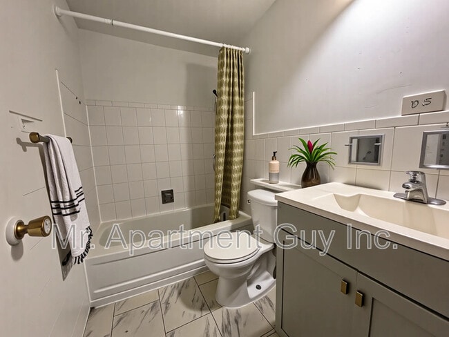 Building Photo - 37 Wellington St S